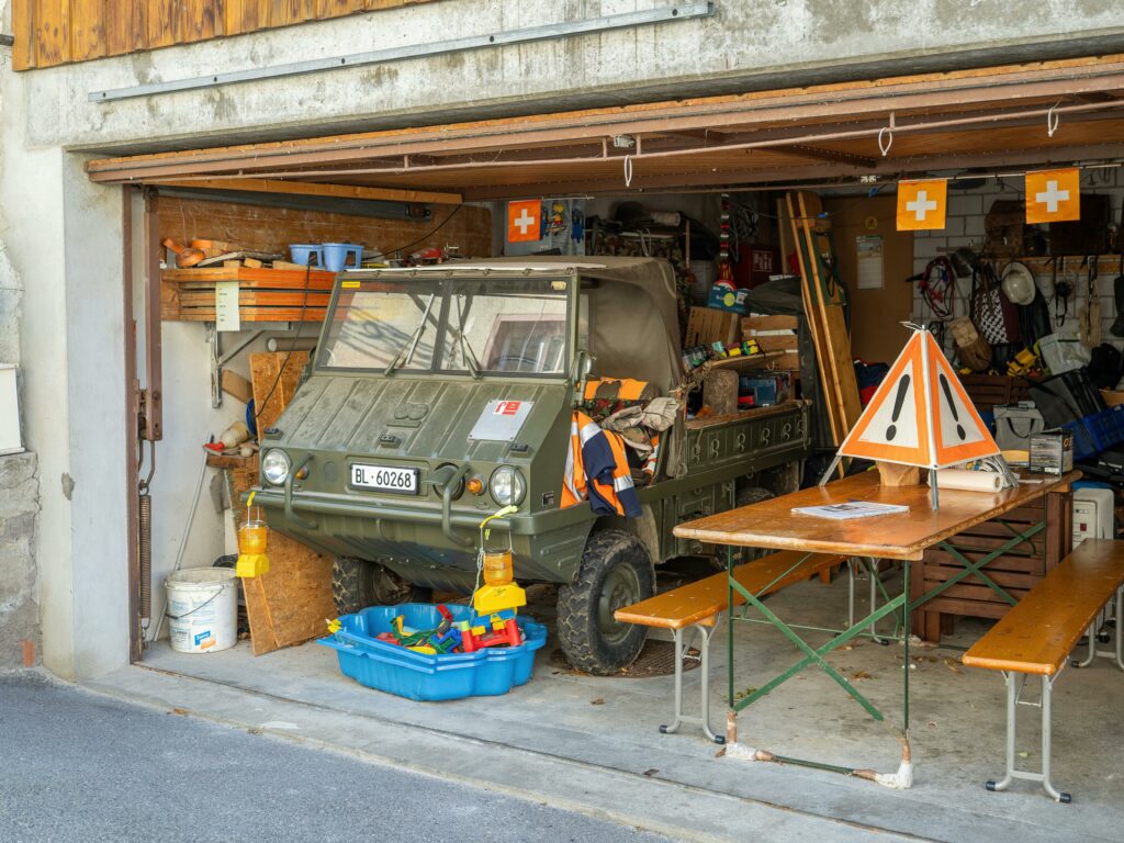 Incendio-notturno-in-un-garage-del-Salento-fiamme-e-danni-a-auto-e-attrezzature