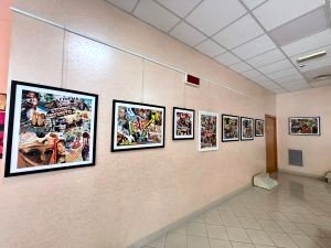 "La metamorfosi del manifesto: un artista trasforma la pubblicità in arte"