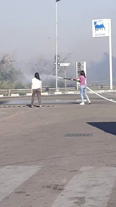 Incendio a ridosso di abitazioni e distributore di carburanti: la paura nel S...