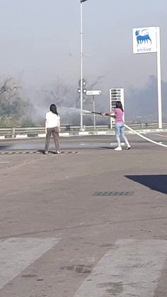 Incendio a ridosso di abitazioni e distributore di carburanti: la paura nel S...