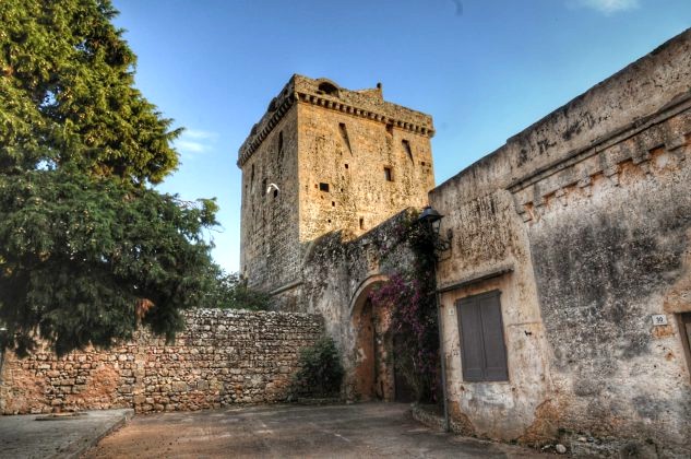 Scoprire la storia di Barbarano del Capo, un borgo con un castello baronale a...