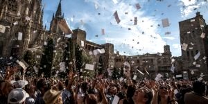 La poesia che cade dal cielo: un gesto contro la guerra e la paura
