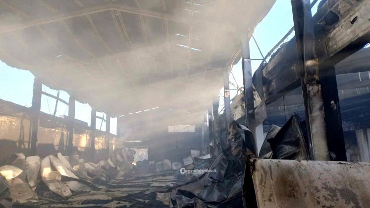 L'incendio di Nardò, il fuoco che ha distrutto un capannone nella zona indus...