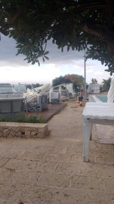 La furia del vento a Porto Cesareo: crollano le luminarie e devastano lidi e ...