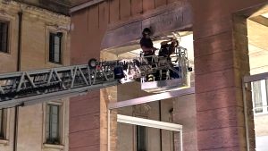 Un momento di tensione nel cuore di Lecce: caduta di calcinacci in piazza San...