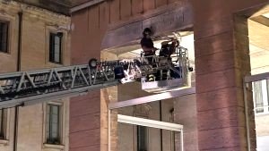 Un momento di tensione nel cuore di Lecce: caduta di calcinacci in piazza San...
