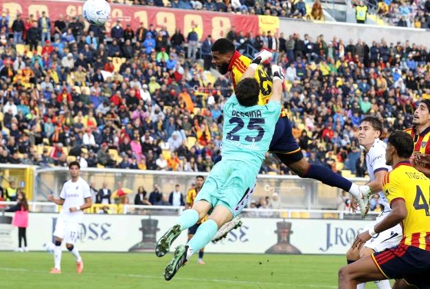 Lecce e Bologna si sfidano in una partita di calcio con molti spunti per la&h...